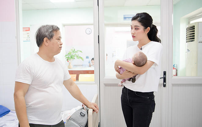 Á hậu Huyền My xinh đẹp, bình thản đi từ thiện sau scandal trên trời rơi xuống Ảnh 2