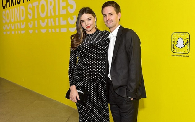 Bầu vượt mặt mà Miranda Kerr vẫn diện váy ôm sát rạt, mang giày cao gót tuyệt đẹp Ảnh 2