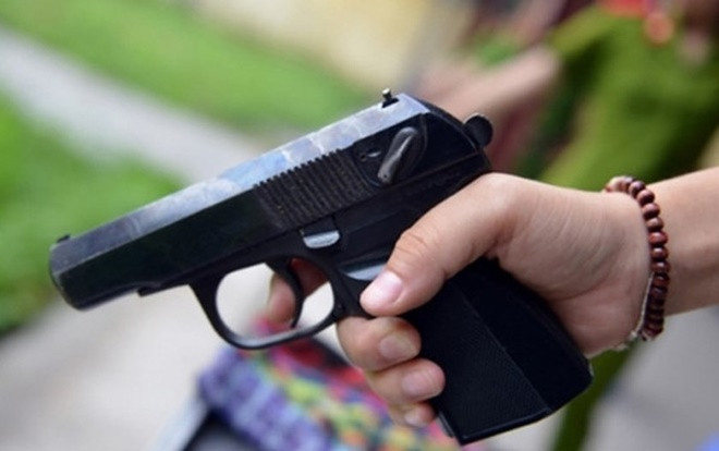 Vợ cùng trai lạ dùng súng ngắn bắn chồng ngay tại cuộc nhậu rồi lên xe tẩu thoát Ảnh 2