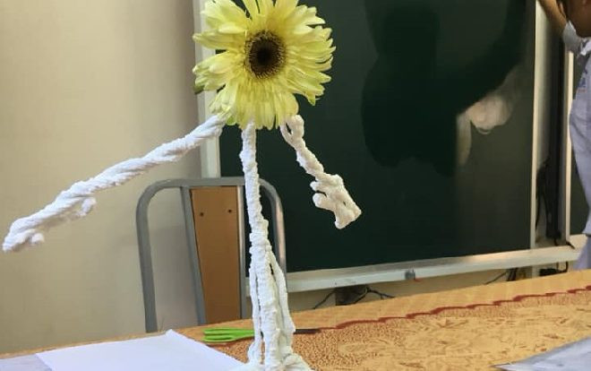 Chưa kịp mua lọ hoa đặt trên bàn giáo viên, các cô cậu học trò tạo ra một ‘siêu phẩm’ khiến ai cũng bật cười Ảnh 2