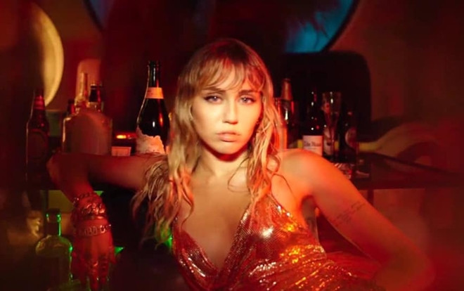 MV Slide Away: Những trải lòng sau tổn thương trong tình yêu của Miley Cyrus Ảnh 2