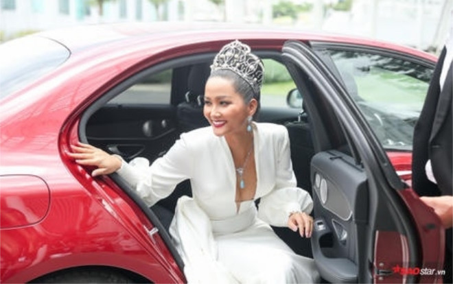 Tuyển tập váy áo hở bạo của H'Hen Niê, có bộ xẻ tận rốn vẫn kín đáo nhưng khoét chút xíu đã khoe trọn vòng 1 Ảnh 2