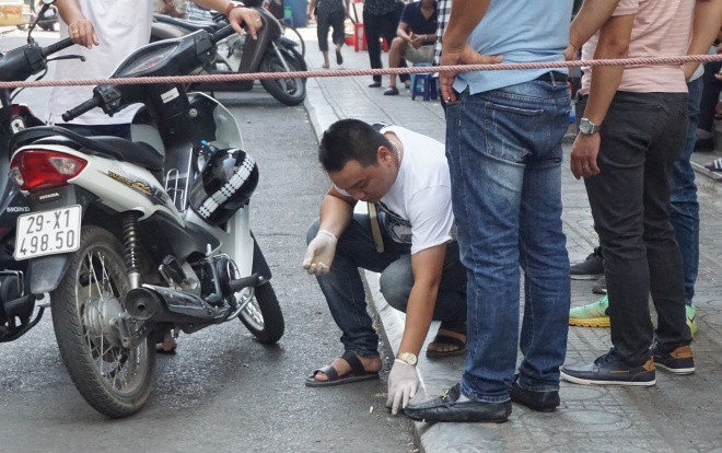 Nhân chứng kể lại phút thanh niên mở hộp bưu phẩm phát nổ ở chung cư Linh Đàm: 'Tiếng nổ rất lớn, xa hàng trăm mét cũng nghe thấy' Ảnh 2