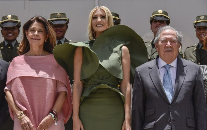 Mắc lỗi thời trang tại sự kiện chính trị, Ivanka Trump bị công chúng so sánh với ‘khủng long bay’ Ảnh 2