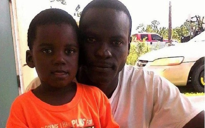 Bão Dorian khiến cá mập vào bờ, người cha đành ném con lên mái nhà Ảnh 2