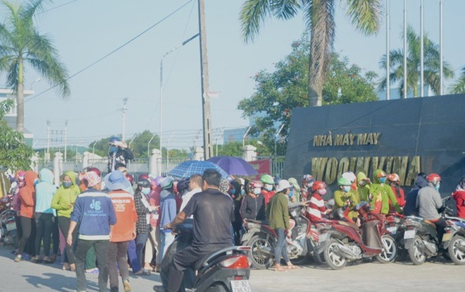 Hàng trăm công nhân nhà máy đình công đòi quyền lợi Ảnh 2