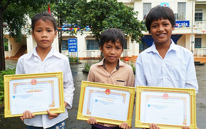 Tặng bằng khen cho 3 học sinh tiểu học dũng cảm cứu bé gái bị đuối nước Ảnh 2