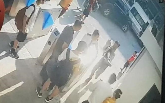 Vụ bé trai trường Gateway tử vong trên xe đưa đón: Lý giải chi tiết quả bóng bay, chiếc áo đỏ và rèm cửa đóng kín Ảnh 2