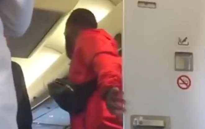 'Vui vẻ' trong toilet tận 10 phút, cặp đôi ngượng chín mặt vì ánh mắt của các hành khách cùng chuyến bay Ảnh 2