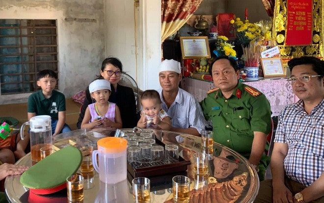 Đà Nẵng truy tặng bằng khen, trao 140 triệu đồng cho gia đình thanh niên thiệt mạng khi giải cứu 4 du khách Ảnh 2