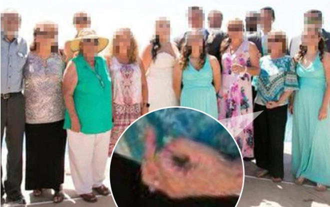 Bức ảnh chụp chung với cô dâu trông có vẻ bình thường nhưng soi kỹ dân tình liền phát hiện chi tiết sốc Ảnh 2