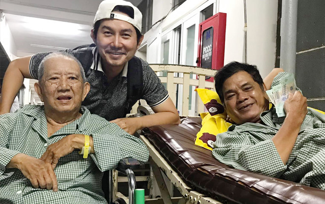 Cảm động hình ảnh nghệ sĩ Mạc Can ngồi xe lăn đi thăm, san sẻ viện phí với diễn viên Mai Trần Ảnh 2