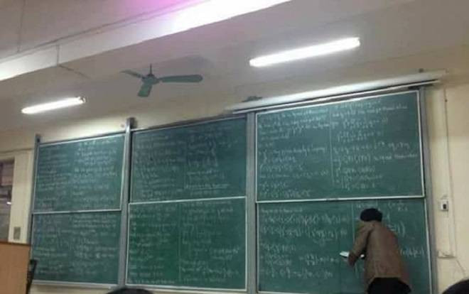 'Cú sốc' của tân sinh viên Bách Khoa ngày đầu đi học: Lúc chép hết mình, chép xong chẳng biết mình chép gì? Ảnh 2