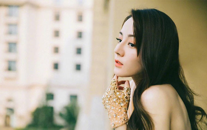 Địch Lệ Nhiệt Ba thừa nhận ngoại hình của bản thân không phải xuất chúng Ảnh 2