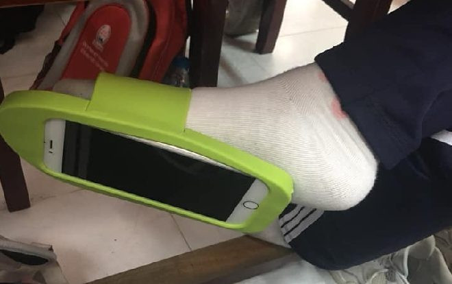 Bị cấm mang điện thoại vào lớp, nam sinh nghĩ ra chiêu thức 'qua mặt' giáo viên khiến CĐM bái phục Ảnh 2
