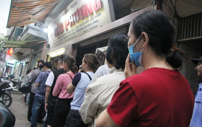 Người Hà Nội xếp hàng dài chờ mua bánh Trung thu Bảo Phương, người bán không kịp trở tay Ảnh 2