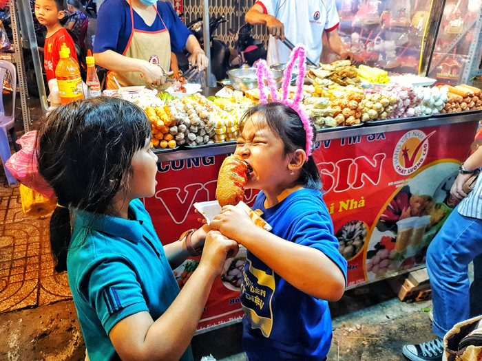 Phố lồng đèn ở Sài Gòn chật kín người đổ về check-in trước thềm Trung Thu