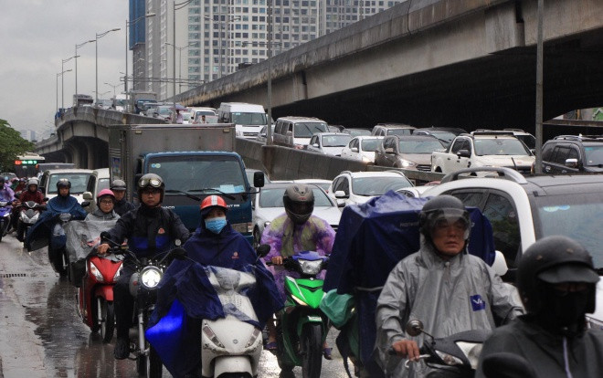 Mây đen giăng kín bầu trời Hà Nội, nhiều tuyến đường ách tắc kéo dài Ảnh 2