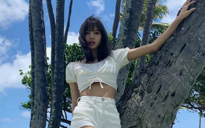 Lisa (BlackPink) đăng hình khoe chân dài miên man trên Instagram khiến dân tình phát sốt Ảnh 2