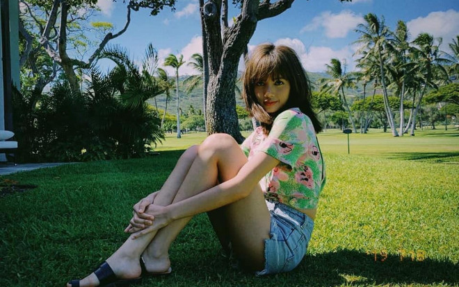 Áo croptop Lisa Black Pink mặc, mới đăng trên mạng 1h đã 'sold out' sạch sẽ Ảnh 2