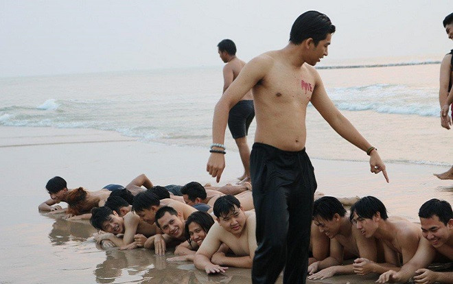 Băng đảng sinh viên đâm chém, nổ súng, bạo lực giữa đường phố Thái Lan Ảnh 2