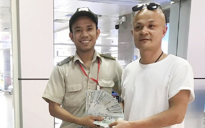 Khen thưởng đột xuất cho 2 nhân viên sân bay trả lại gần 500 triệu đồng cho khách Ảnh 2