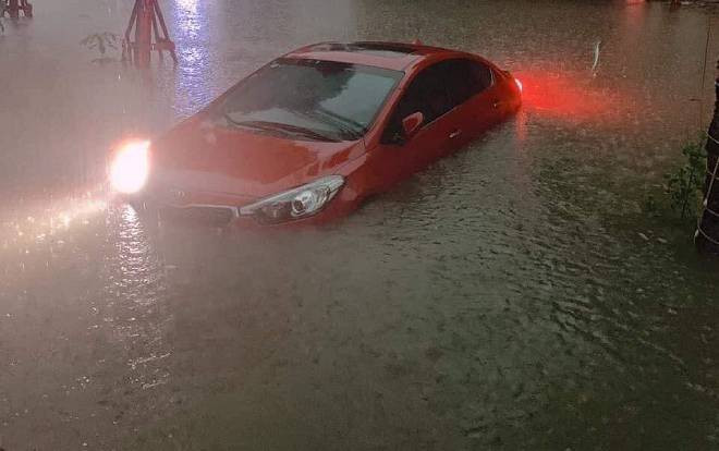 Mưa lớn làm ngập sâu nhiều tuyến đường, TP Thái Nguyên huy động quân đội hỗ trợ người dân Ảnh 2