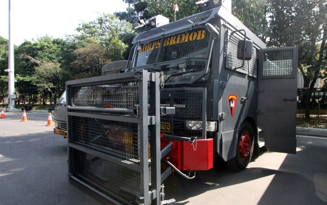 Sợ CĐV Indo 'làm loạn', ĐT Thái Lan rời sân bằng xe bọc thép Ảnh 2