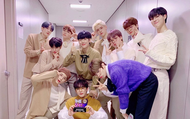 'Flash' đạt 47 triệu view, X1 thắng cúp thứ 6 sau 14 ngày debut: Kim Woo Seok bị tuột áo lần 2 Ảnh 2