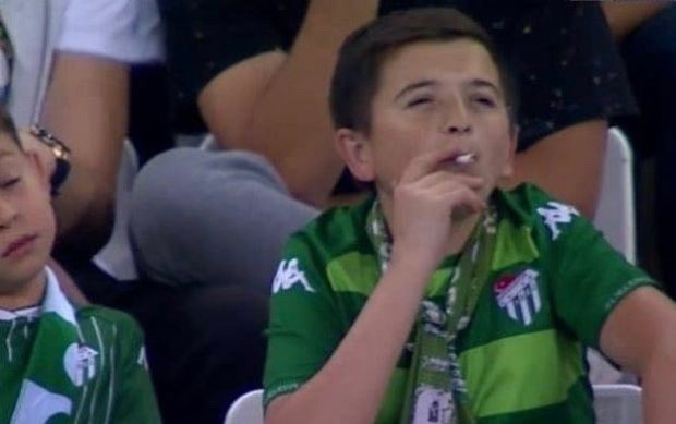 Thực hư chuyện fan nhí hút thuốc trên khán đài gây sốt trên mạng Ảnh 2