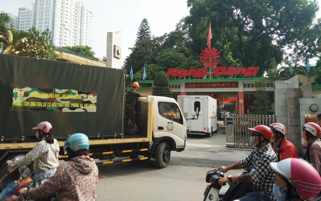 Bộ đội Binh chủng Hóa học điều 4 xe đặc chủng tiến thẳng vào Công ty Rạng Đông chuẩn bị tẩy độc Ảnh 2