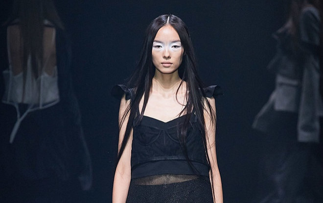 Siêu mẫu nội y VS người Trung Quốc - Fei Fei Sun 'vồ ếch' liên tiếp trên sàn diễn Ảnh 2