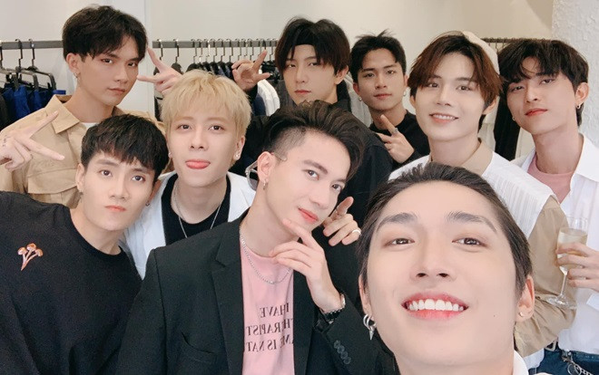 Uni5 vừa 'thả thính' ảnh chụp chung với S.T Sơn Thạch, MONSTAR: Fan phấn khích kêu gọi sự kết hợp và đặt luôn… tên nhóm nhạc Ảnh 2