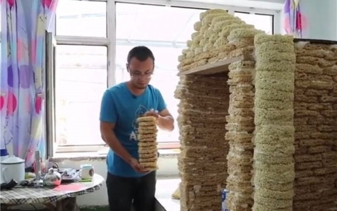 Xây nhà đồ chơi cho con trai từ 2.000 gói mì hết hạn, người đàn ông bị 'ném đá' Ảnh 2