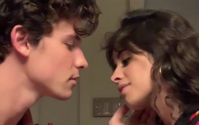 Sau nụ hôn gây bão mạng xã hội, Camila Cabello và Shawn Mendes bị chỉ trích dữ dội vì… lố bịch Ảnh 2