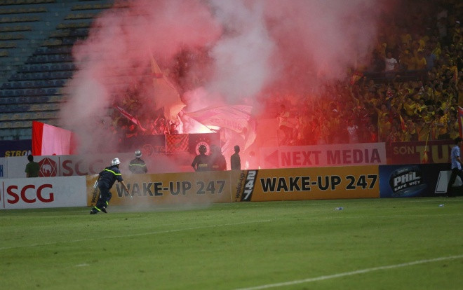 Bộ Văn hóa chỉ đạo các SVĐ lắp camera trên khán đài sau vụ bắn pháo khiến nữ cổ động viên bị thương trên sân Hàng Đẫy Ảnh 2