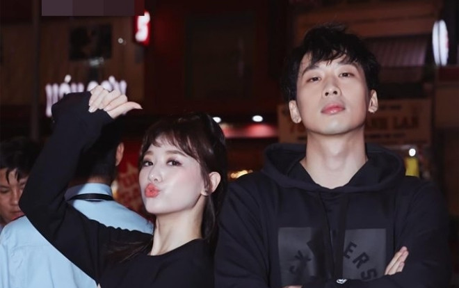 Hari Won trẻ trung như gái 18, 'bỏ quên ông xã', sánh bước cùng Tuấn Trần Ảnh 2