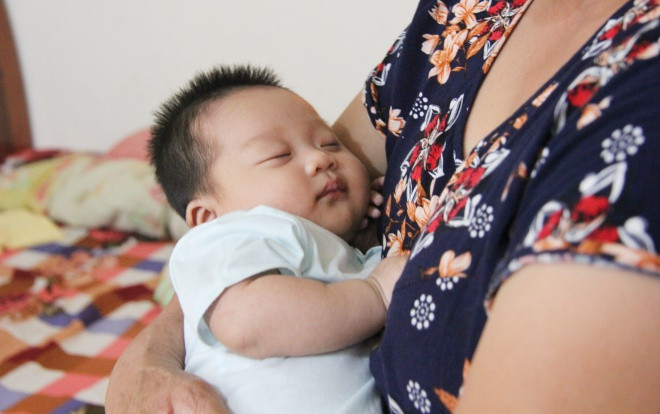 Bé gái mới 2 tháng tuổi vĩnh viễn mất mẹ sau thảm án Đan Phượng: Hơn 1 tuần nay con ngủ tốt, không khóc quấy như trước nữa Ảnh 2