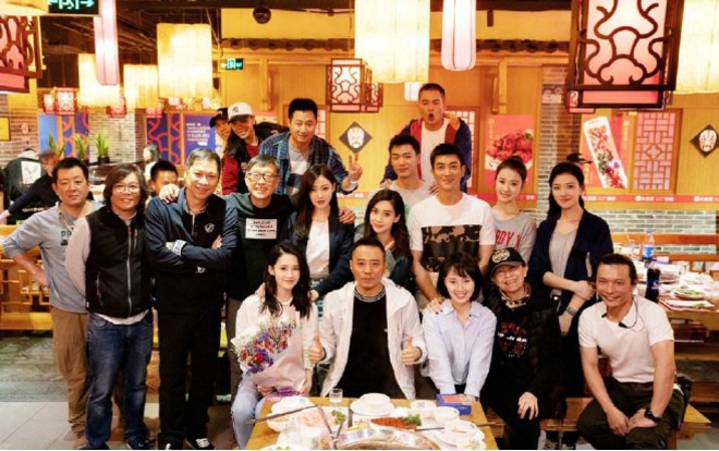 Chỉ làm khách mời 1 phút trong phim, Angelababy bị dân mạng 'chửi bới' vì dám đứng vị trí trung tâm trong hình Ảnh 2