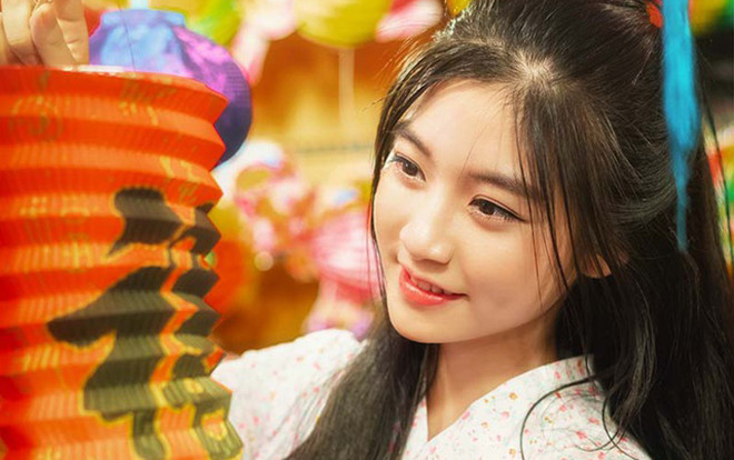 Missteen Nam Phương hóa chị Hằng xinh đẹp dạo phố mùa trung thu Ảnh 2