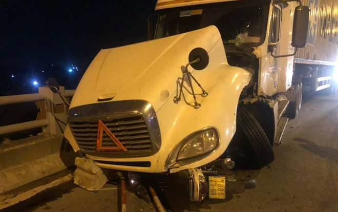 Kinh hoàng container mất lái tông 3 xe máy văng xuống cầu Thanh Trì, 1 người rơi xuống sông Hồng mất tích Ảnh 2