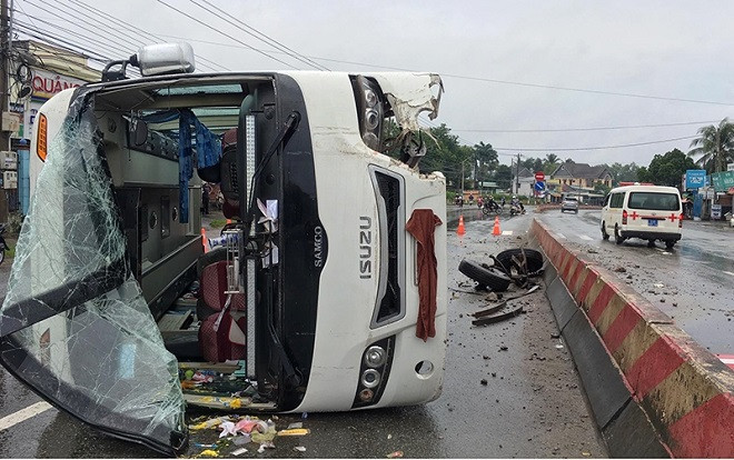 Xe khách văng bánh lật nhào, 26 hành khách hoảng loạn kêu cứu Ảnh 2