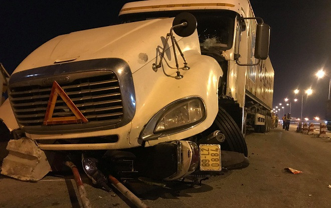 Thông tin mới nhất vụ container mất lái tông 3 xe máy văng xuống cầu Thanh Trì Ảnh 2