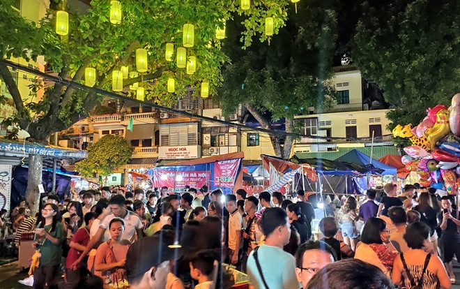 Hà Nội: Biển người đông nghịt đổ về phố Hàng Mã chơi Trung Thu Ảnh 2