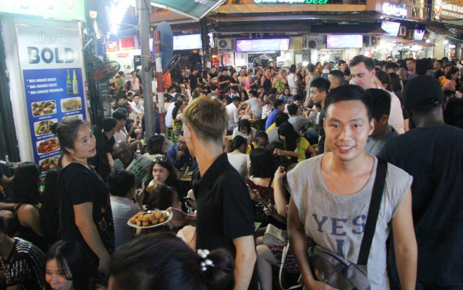 Dòng người ken đặc, ngộp thở chen chân ăn uống ở phố Tạ Hiện đêm Trung thu Ảnh 2