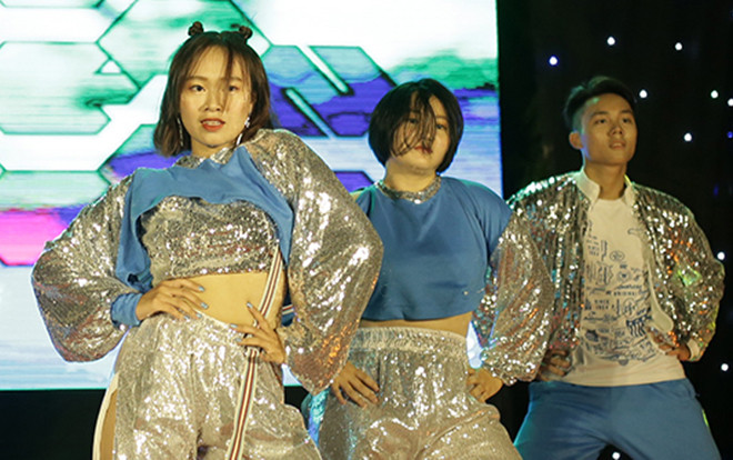 Teen THPT Chuyên ĐH KHTN Hà Nội cùng nhau 'phá cỗ' đêm Trung Thu đón học sinh khóa mới Ảnh 2