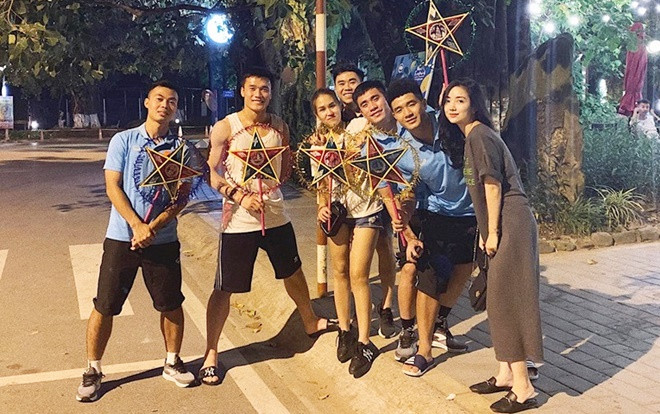 Tết trung thu, Hà Đức Chinh lần đầu 'lộ' ảnh cùng bạn gái nóng bỏng Ảnh 2