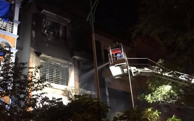 Cháy lớn căn biệt thự trong khu đô thị Xa La, 4 người trong gia đình chạy thoát thân Ảnh 2