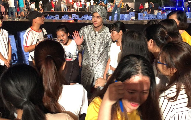 S.T Sơn Thạch khiến fan ấm lòng với hành động ý nghĩa đêm Trung Thu Ảnh 2