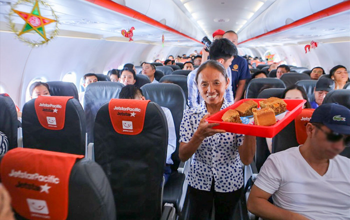 Bà Tân Vlog gây tranh cãi khi được mang bánh trung thu 'siêu to khổng lồ' lên máy bay Ảnh 2